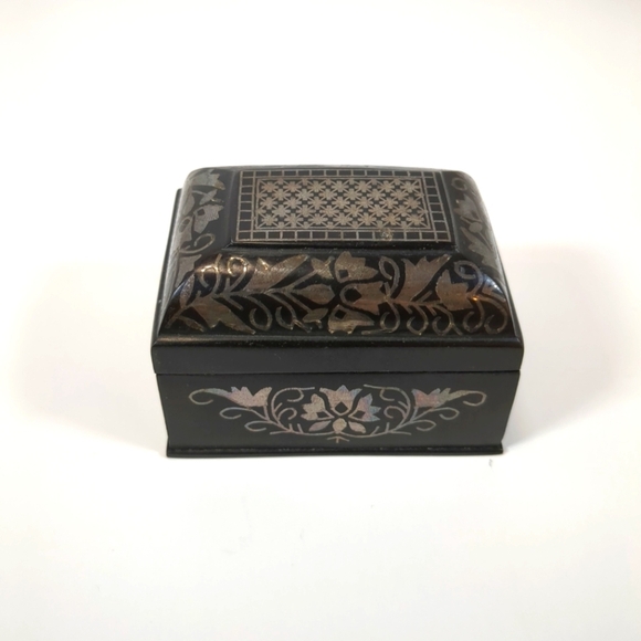 Bidri metal handcrafted floral silver inlay small trinket box - Picture 1 of 12